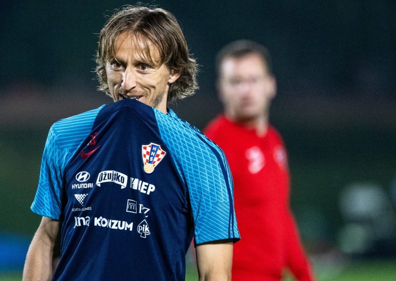 [VIDEO/FOTO] Pogledajte sjajnu atmosferu na treningu 'vatrenih', Zlatko Dalić napokon je na raspolaganju imao svih 26 igrača