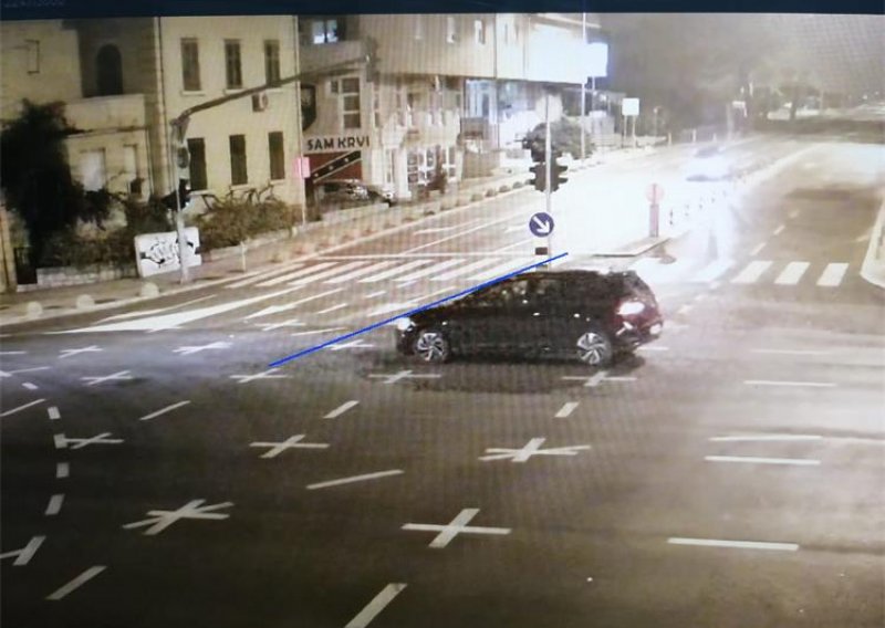[FOTO] Ovo je automobil kojim je noćas teško ozlijeđen policajac u Splitu, jeste li ga vidjeli?