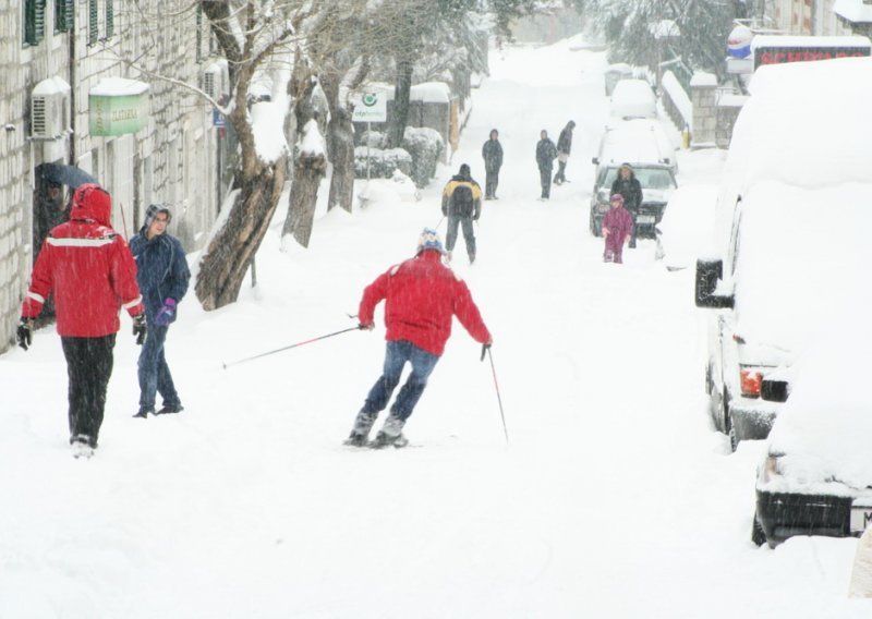 U centru Vrgorca osvanulo skijalište!