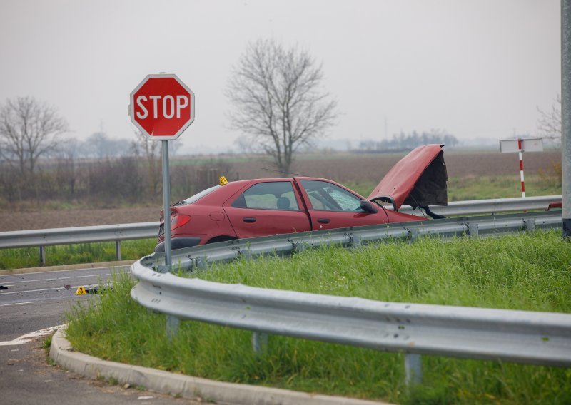 [FOTO] Prometna nesreća kod Osijeka: Promet obustavljen, a vozila se preusmjeruju na obilazne pravce