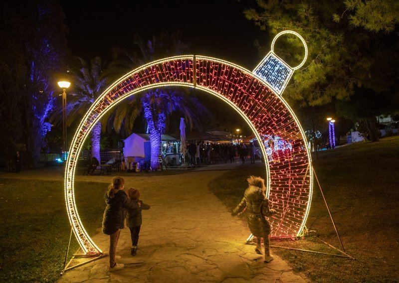 [FOTO] Advent u Splitu: Otvoreno ledeno klizalište i na Mertojaku