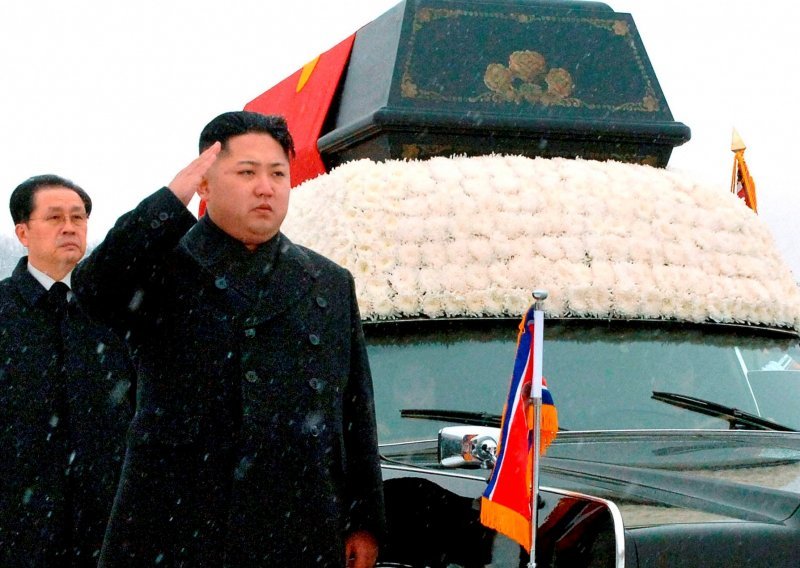 Na sprovodu Kim Jong-ila zabranili rukavice i kape