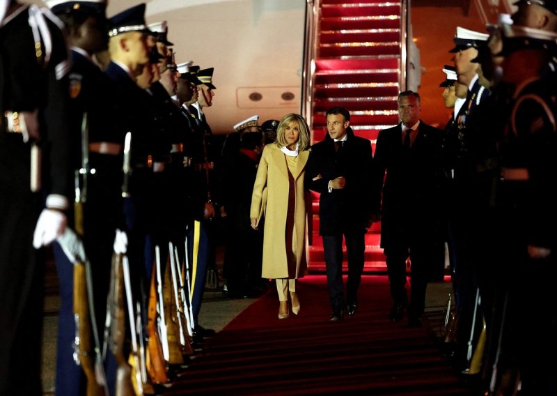 [FOTO] Plotuni, himne, gala večera... Macron stigao u posjet Bijeloj kući, Biden ovo nije napravio od inauguracije
