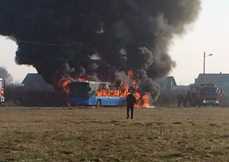 ZET-ov autobus zapalio se u vožnji i izgorio