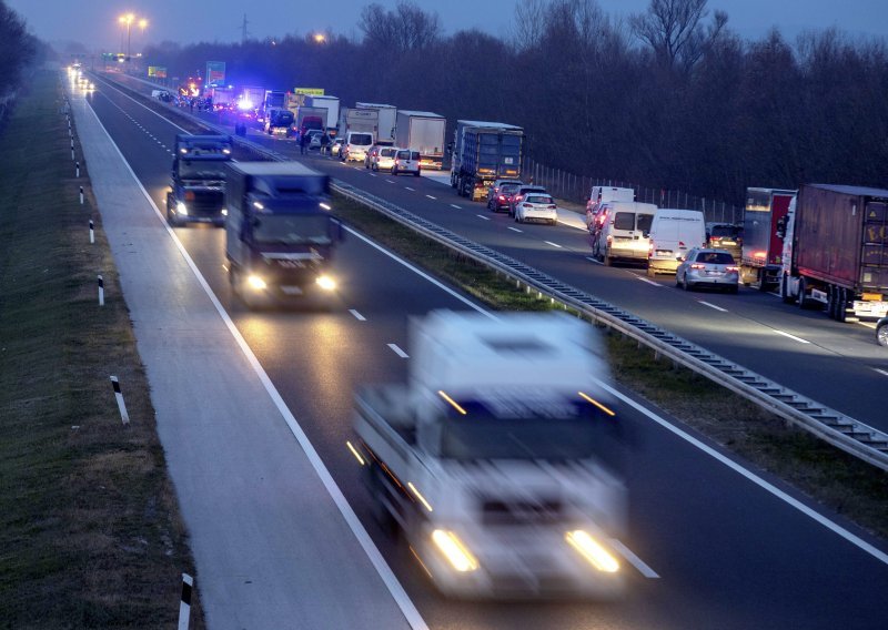 HAK upozorava: Kolnici mokri ili vlažni i skliski, zbog magle smanjena vidljivost na cestama