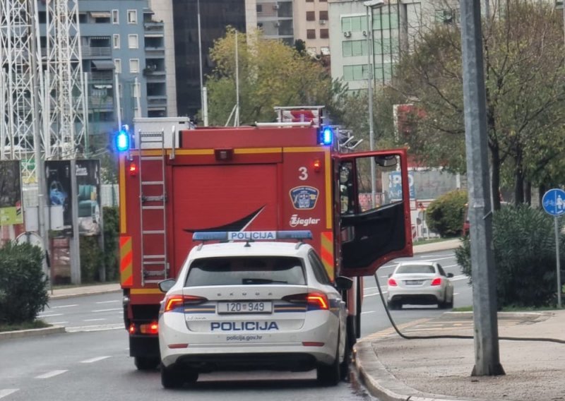 Zapalila se poznata pečenjarnica u Splitu, vatrogasci i policija su na terenu