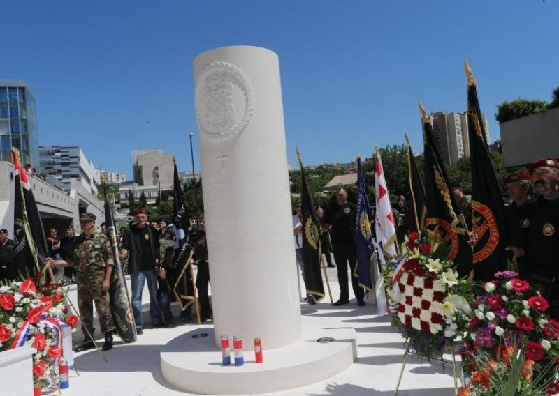 Izaslanstvo Grada Splita položilo vijenac na spomenik HOS-a