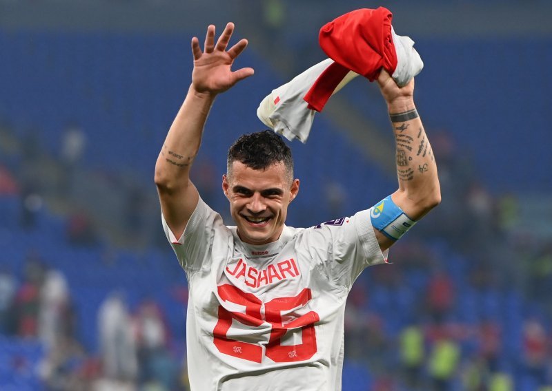 Kapetan Švicarske Granit Xhaka dresom poslije utakmice totalno razljutio Srbe, ali ni Fifa tu ne može ništa