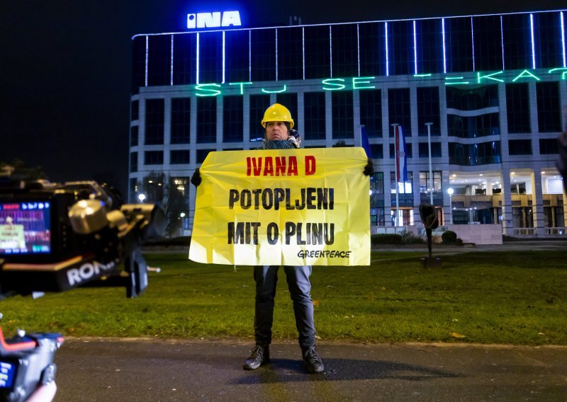 [FOTO] Greenpeace traži uklanjanje potonule konstrukcije plinske platforme Ivane D: 'Plinašima profit, Jadranu otpad'