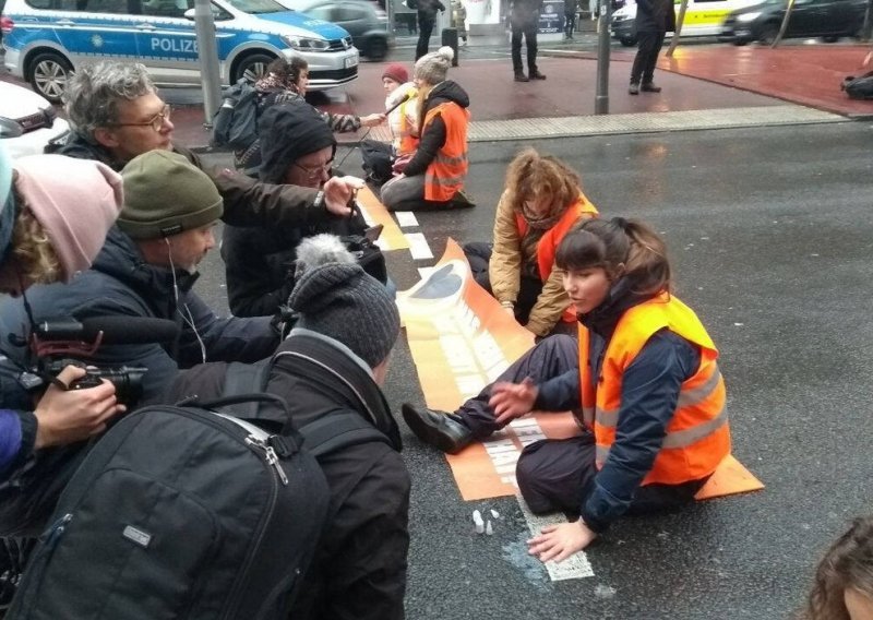 Klimatski aktivisti zalijepili se za ključne prometnice u Berlinu i Münchenu, policija ih pokušava odlijepiti: Traže ograničenje brzine na autocestama na 100 km/h
