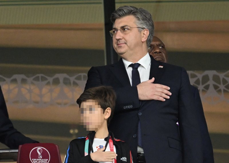 [FOTO] Premijer Andrej Plenković u Katru navijao za Vatrene, a društvo mu je pravio sin Mario