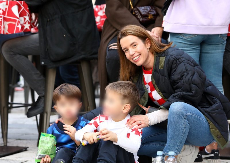 [FOTO] Rijetki izlazak: Među navijačima na Prokurativama našlo se i jedno poznato lice i to u najslađem društvu