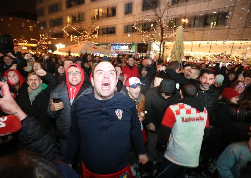 [FOTO] Napeta utakmica trgala živce i navijačima: Pogledajte kako se navijalo, a onda i slavilo na trgovima diljem Hrvatske