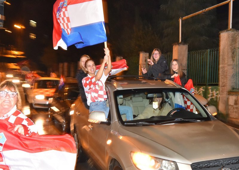 [FOTO] Opće ludilo na ulicama: Pogledajte kako se pobjeda Hrvatske slavila diljem Hrvatske!