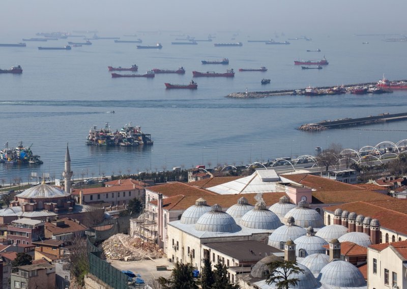 Počeli problemi zbog embarga: Tankeri s ruskom naftom gomilaju se u u Bosporu, Turci ih ne planiraju puštati