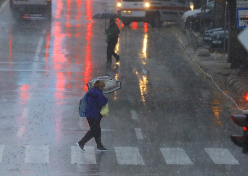 [FOTO] Split i okolicu sastavila tuča i jaka kiša, Solin pliva, u Kaštelima bujične poplave