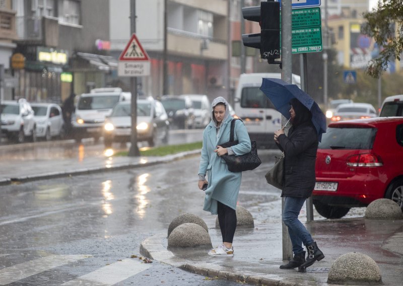 Danas oblačno s mjestimičnom kišom, u Dalmaciji pljuskovi s grmljavinom, a za vikend se pripremite za obilnije kiše