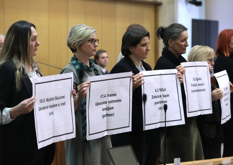 [FOTO] Oporbene zastupnice s plakatima u sabornici: 'Femicid u Hrvatskoj poprima užasne razmjere'