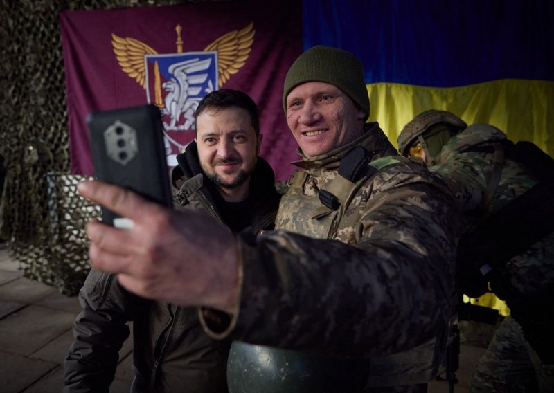 [FOTO/VIDEO] Zelenski ponovno gotovo na prvoj crti bojišnice: Pogledajte kako je izgledao njegov dolazak u Slovjansk