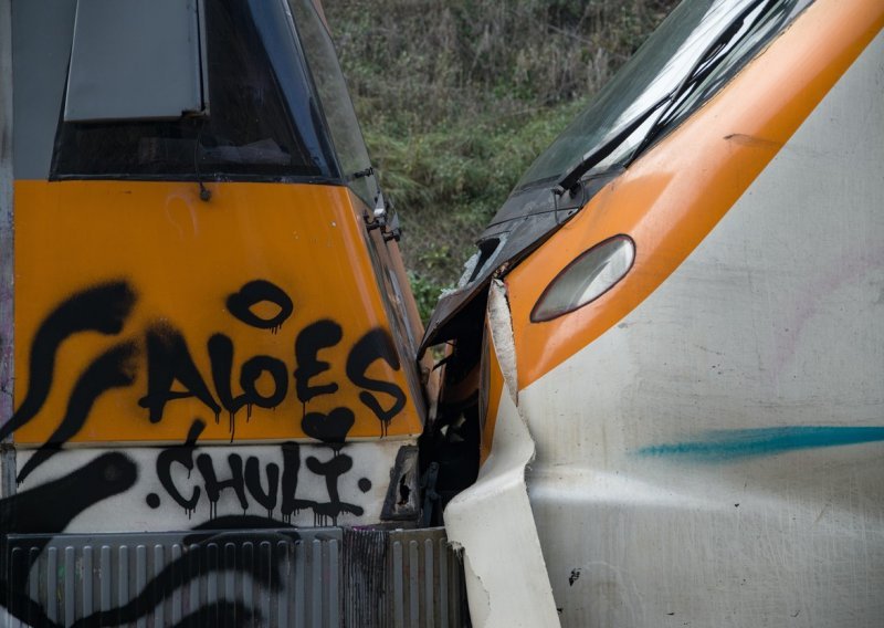 [FOTO] Sudar vlakova u Španjolskoj nedaleko od Barcelone, više od 150 ozlijeđenih