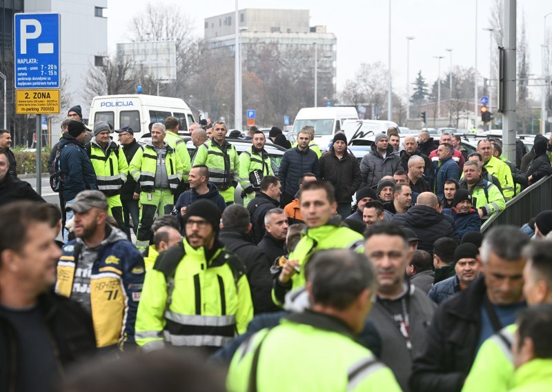 [FOTO] Podrška prosvjedu radnika Čistoće: 'Plaća im je manja od pet tisuća kuna'