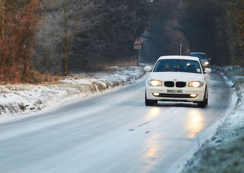 Znate li što je crni led? Može biti jako opasan, a evo i što učiniti ako vam auto krene proklizavati