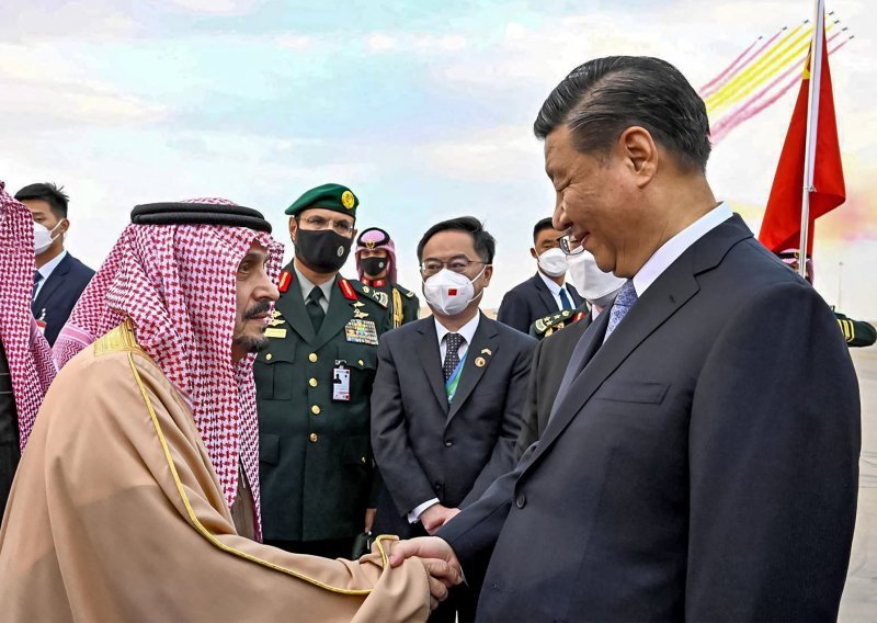 Dok se Saudijska Arabija sve više udaljava od SAD-a i Zapada, jačaju veze s Kinom: Xi raskošno dočekan u Rijadu