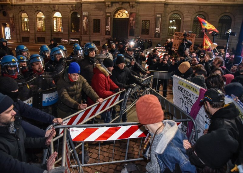 [FOTO] Skupina Ukrajinaca prosvjedovala protiv izvedbe ruske opere u La Scali