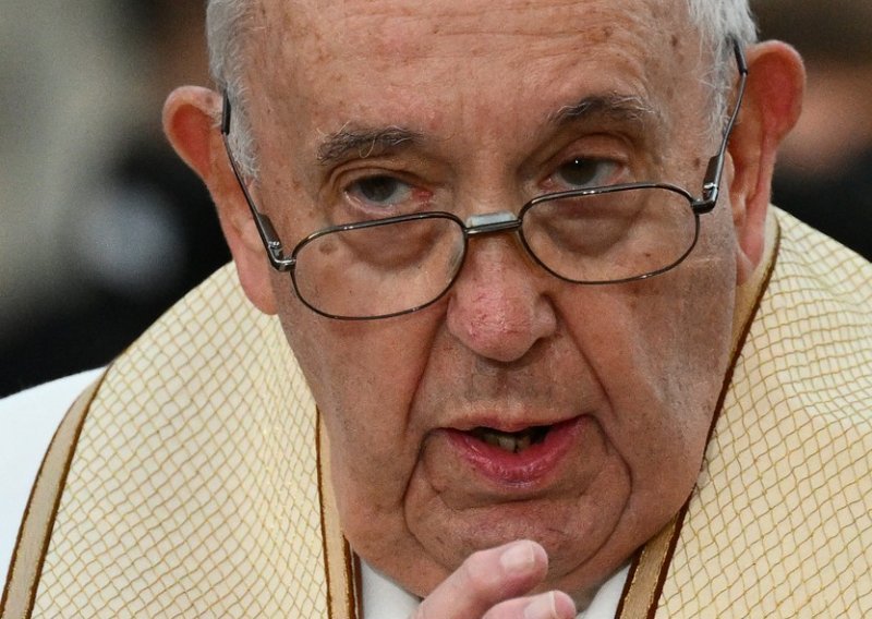 Papa Franjo pozvao na molitve za bivšeg papu Benedikta: Jako je bolestan