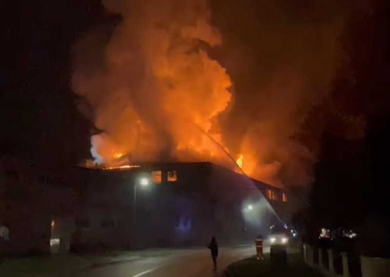 [VIDEO] Vatrena buktinja progutala zgradu u Oroslavlju, pogledajte kako su se vatrogasci borili s vatrom