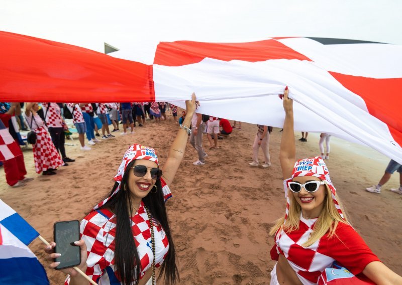 [FOTO] Pogledajte kako su hrvatski navijači nastavili svoj ritual uoči Brazila, a onda je prišao jedan argentinski gospodin i jasno poručio...