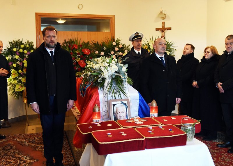 [FOTO] Uz vojne počasti pokopan Pavao Miljavac, na pogreb stigao vojni vrh i neki bivši ministri koje dugo nismo vidjeli