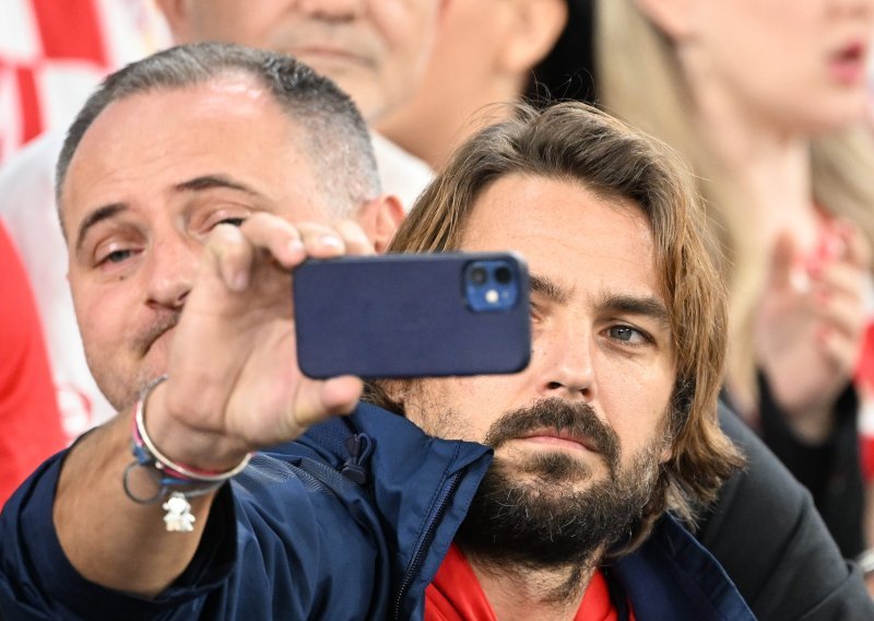 On najbolje zna kako im je: Niko Kranjčar pridružio se navijačima na tribini pa snimio fotku za uspomenu