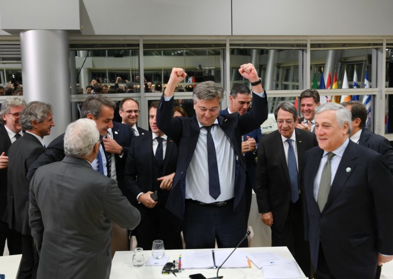 [FOTO/VIDEO] Ludnica i u Španjolskoj: Plenković s Macronom i drugim europskim liderima pratio svaku minutu utakmice