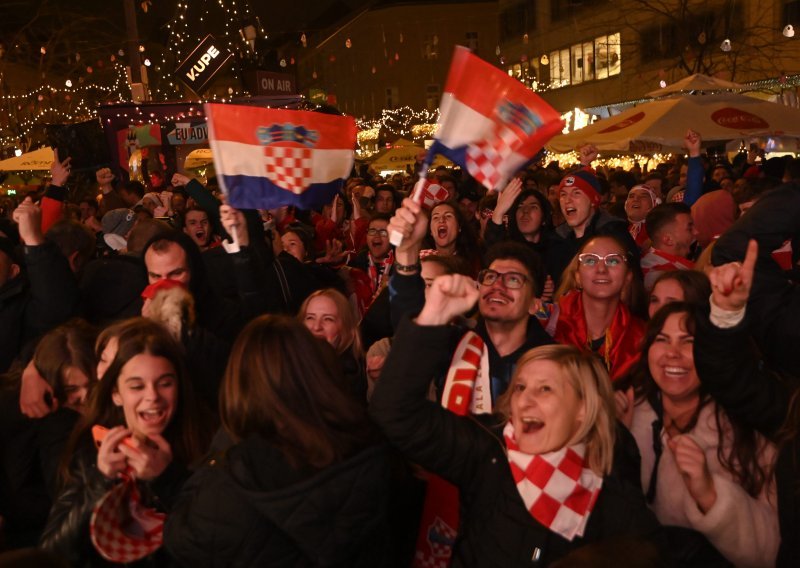 [VIDEO] Tisuće navijača Vatrenih blokiralo središte Mostara: 'Mi smo prvaci'