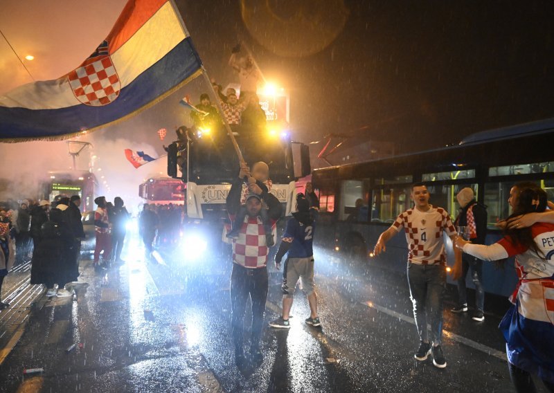 [FOTO/VIDEO] Slavlje se preselilo na ulice, blokiran i promet, a najluđe je bilo u zagrebačkoj Dubravi!