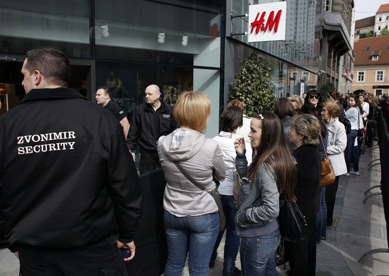 Velika gužva ispred H&M-a