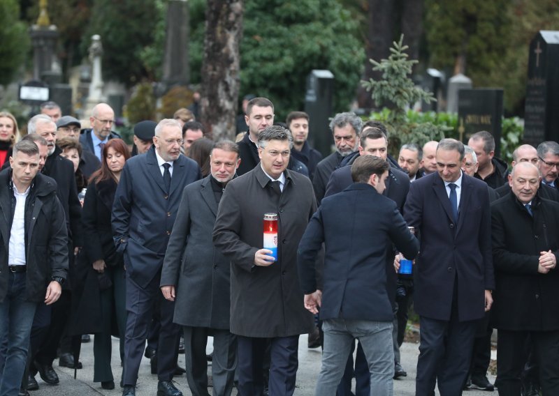 [FOTO] Plenković na Mirogoju obilježio 23. obljetnicu smrti Franje Tuđmana