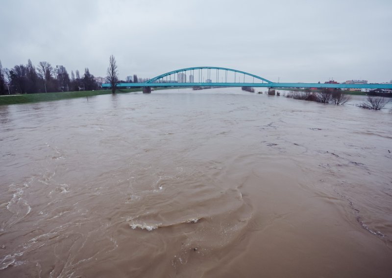 [FOTO/VIDEO] Sava u Zagrebu izlila se iz korita, u požeškom kraju bujice, Karlovac oko ponoći očekuje vrhunac vodenog vala