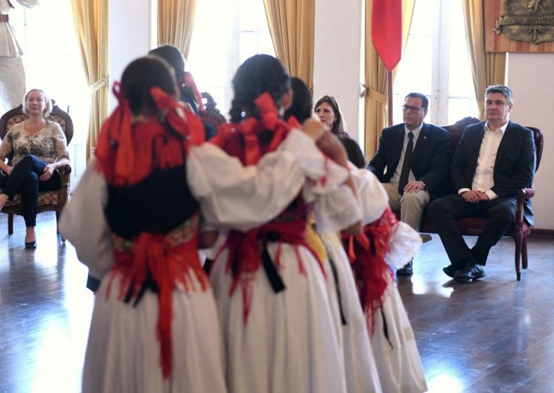 [FOTO] Milanović obišao hrvatske klubove u Antofagasti: Drušio se s vatrogascima i malim košarkašima