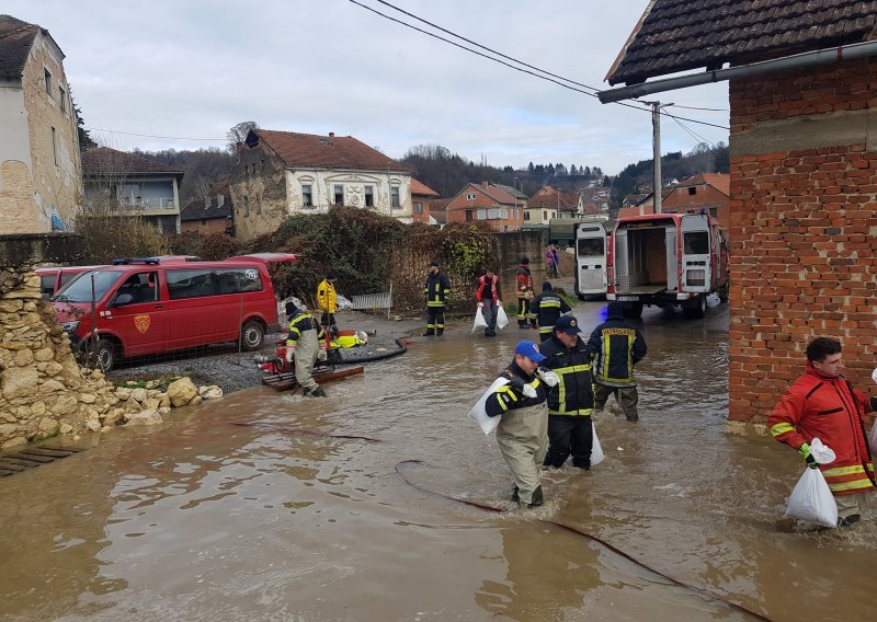 [FOTO] Nabujala voda nema milosti: U Hrvatskoj Kostajnici ugroženo 10-tak kuća, poplavljen sportski centar u Mekušju kod Karlovca