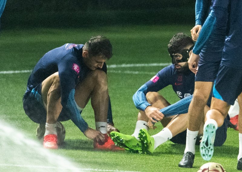 [FOTO] Gvardiol u pratnji kondicijskog trenera napustio trening Vatrenih, Brozović na poštedi