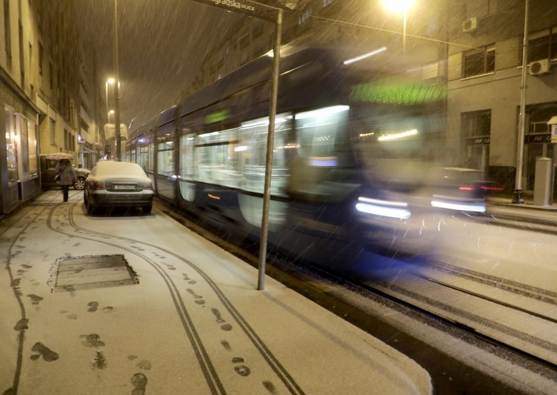 [FOTO/VIDEO] Stigle prve pahulje: U Zagrebu počeo padati snijeg