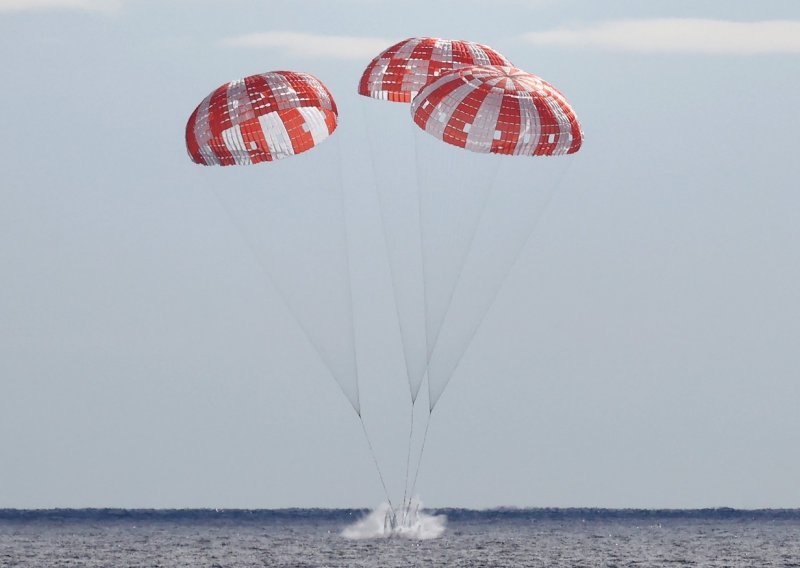 [FOTO/VIDEO] NASA-ina kapsula Orion vratila se na Zemlju, pogledajte kako je izgledalo slijetanje u Tihom oceanu