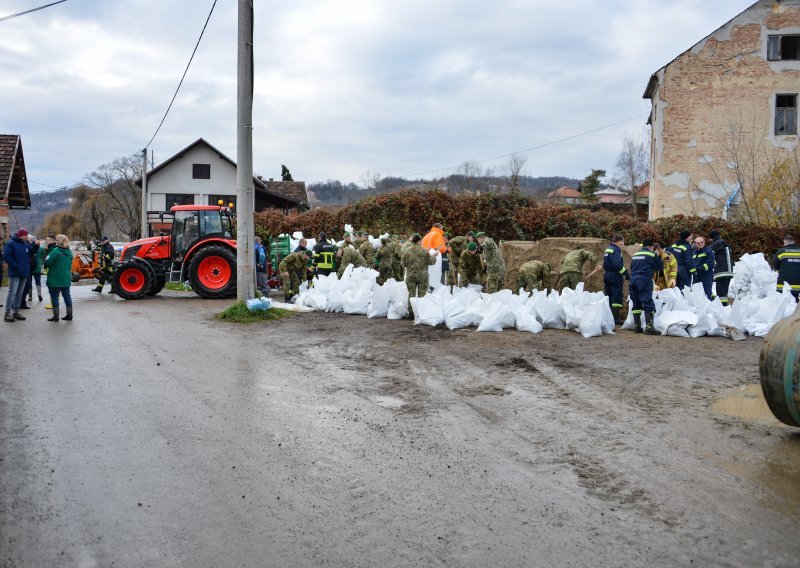 Hrvatska vojska drugi dan pomaže u obrani od poplava, u Petrinji angažirano 125 vojnika