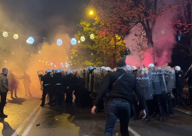 Žestoki sukob policije i prosvjednika u Podgorici: Pokušan proboj u zgradu parlamenta