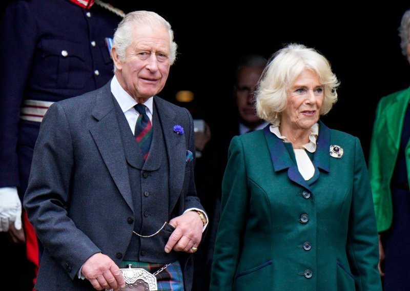 Kralj Charles i kraljica Camilla otkrili su svoju prvu božićnu čestitku - pogledajte fotografiju koju su odabrali