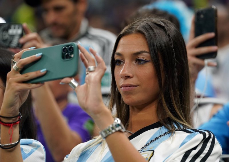 Argentinske navijačice u Katru izgledaju senzacionalno; Ivana Knoll je dobila opaku konkurenciju na tribinama