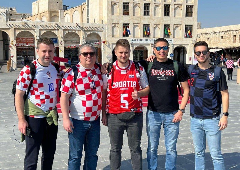 [VIDEO] Hrvatski navijači stigli u Katar i krenuli s pjesmom, a jedan od njih nam je otkrio što im stalno dobacuju ostali turisti u gradu