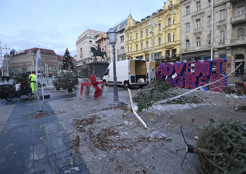 [FOTO] Kako je nogomet ukrao Božić: Uklanjaju se adventske kućice na Trgu bana Jelačića, tamo se večeras gleda tekma